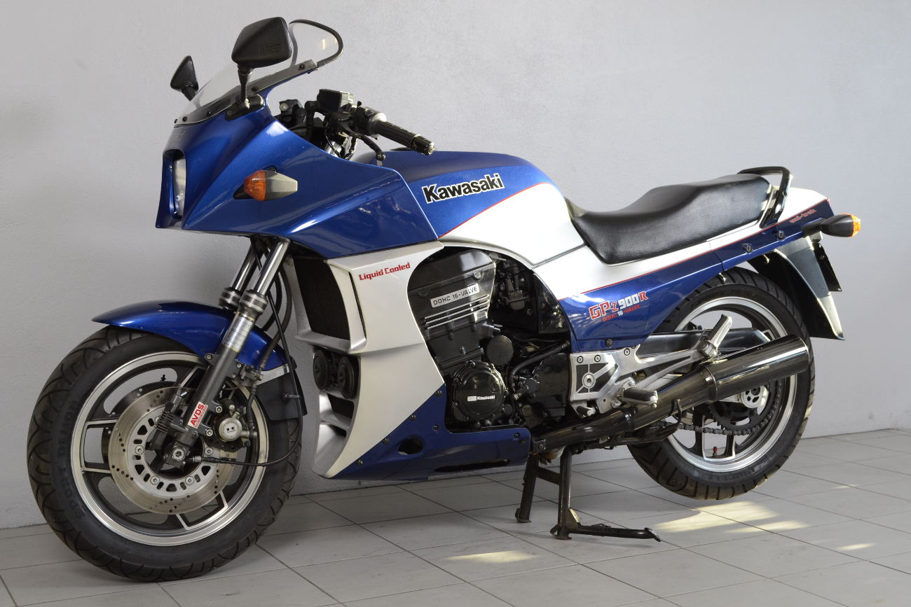 Kawasaki GPZ 900 R (3)
