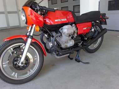 2011IT02 - Guzzi Le Mans 1 - 2