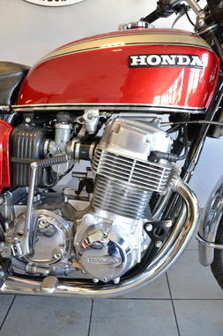 Honda CB750 K6 Rouge (11)
