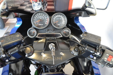 Kawasaki GPZ900R Ninja bleu gris (7)