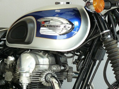 Kawasaki W 650 bleu (8)