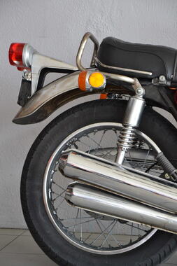 SUZUKI GT550 (7).JPG