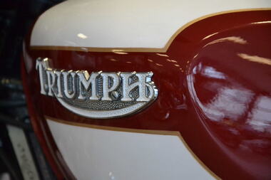 TRIUMPH TRIDENT T160 (1)